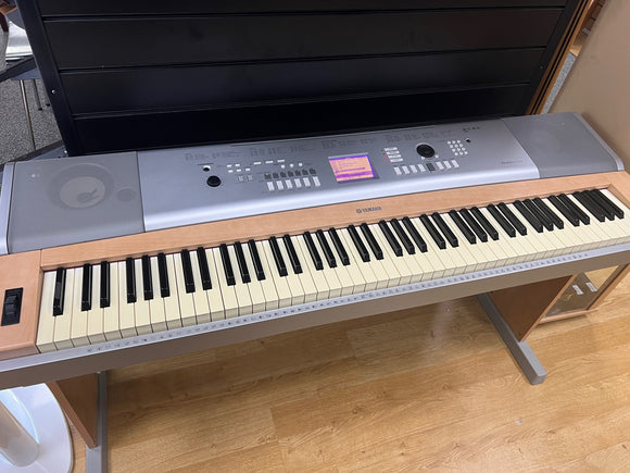 USED Yamaha DGX620 including stand