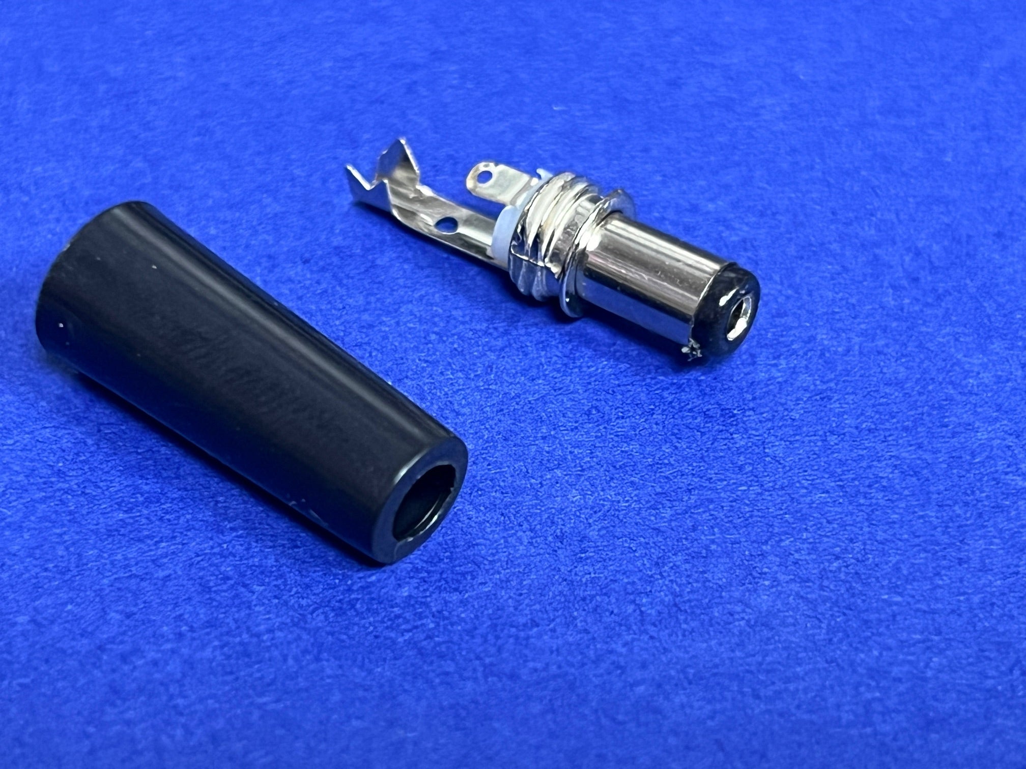 DC power plug 9.5mm shaft with a 2.1mm centre hole  [7]
