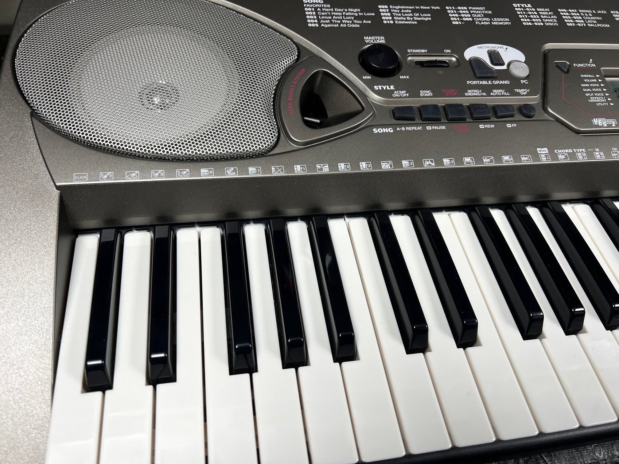 USED Yamaha EZ-250i portable touch responsive lighting keyboard