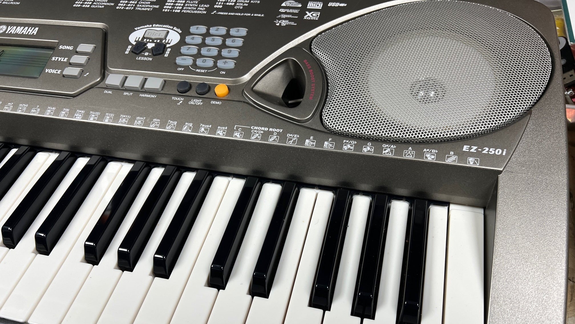 USED Yamaha EZ-250i portable touch responsive lighting keyboard