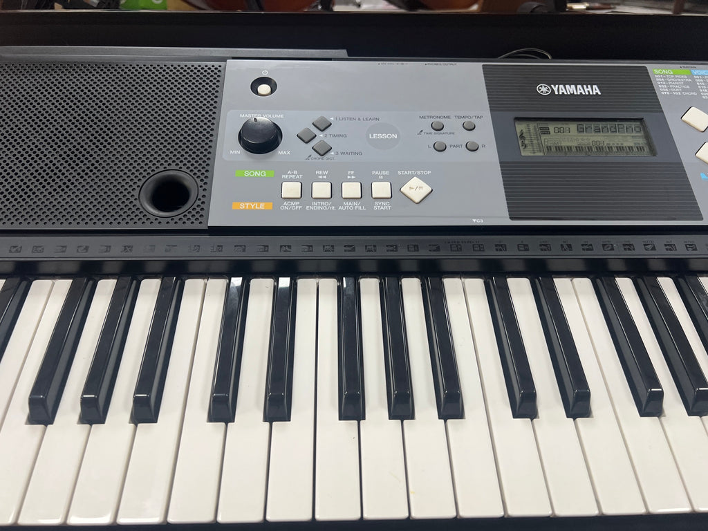USED Yamaha PSR-E233 digital keyboard