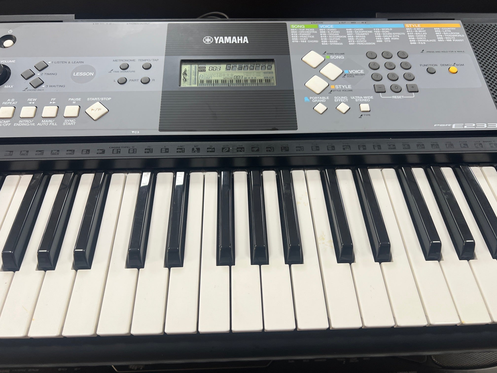USED Yamaha PSR-E233 digital keyboard