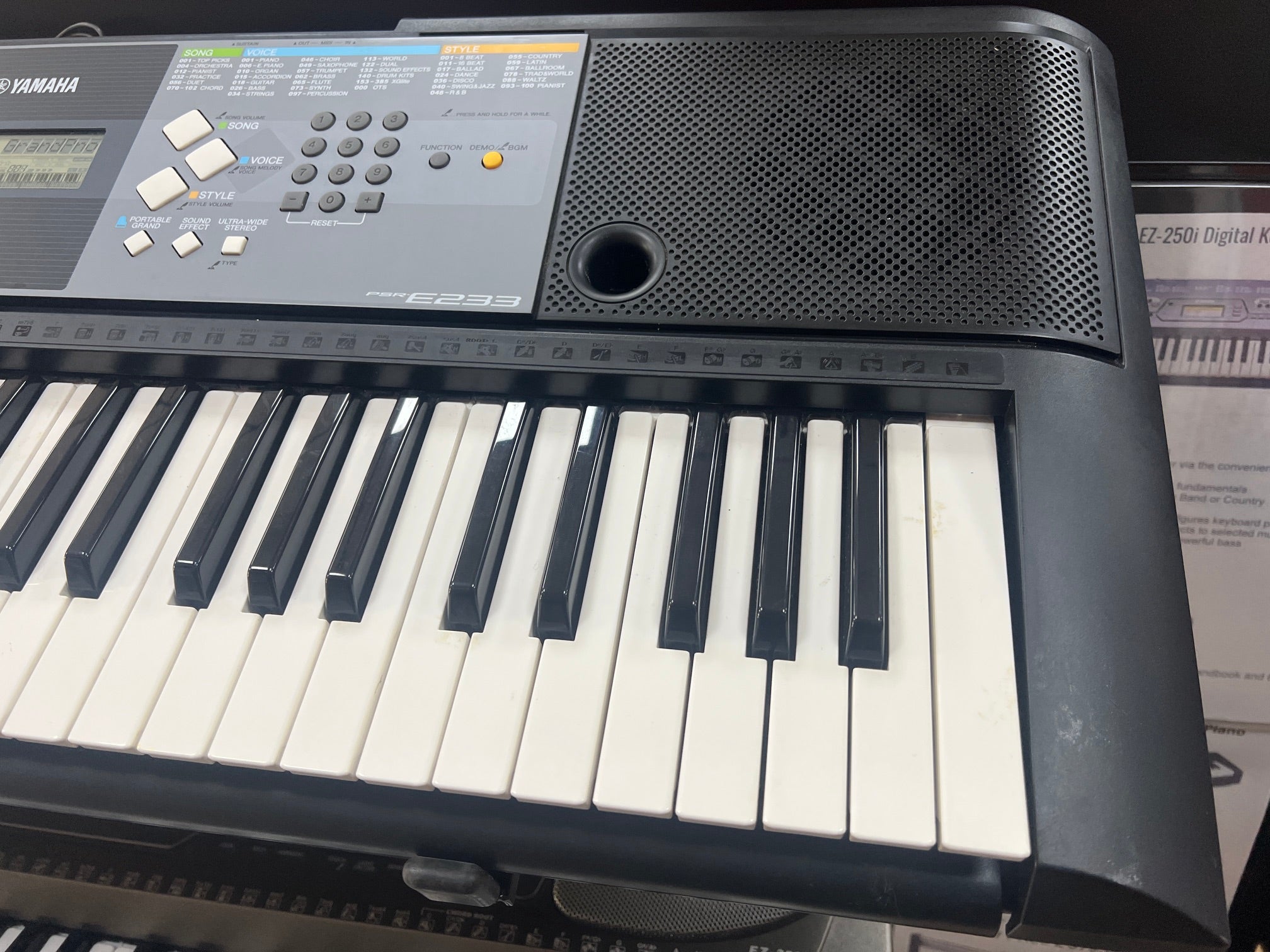 USED Yamaha PSR-E233 digital keyboard