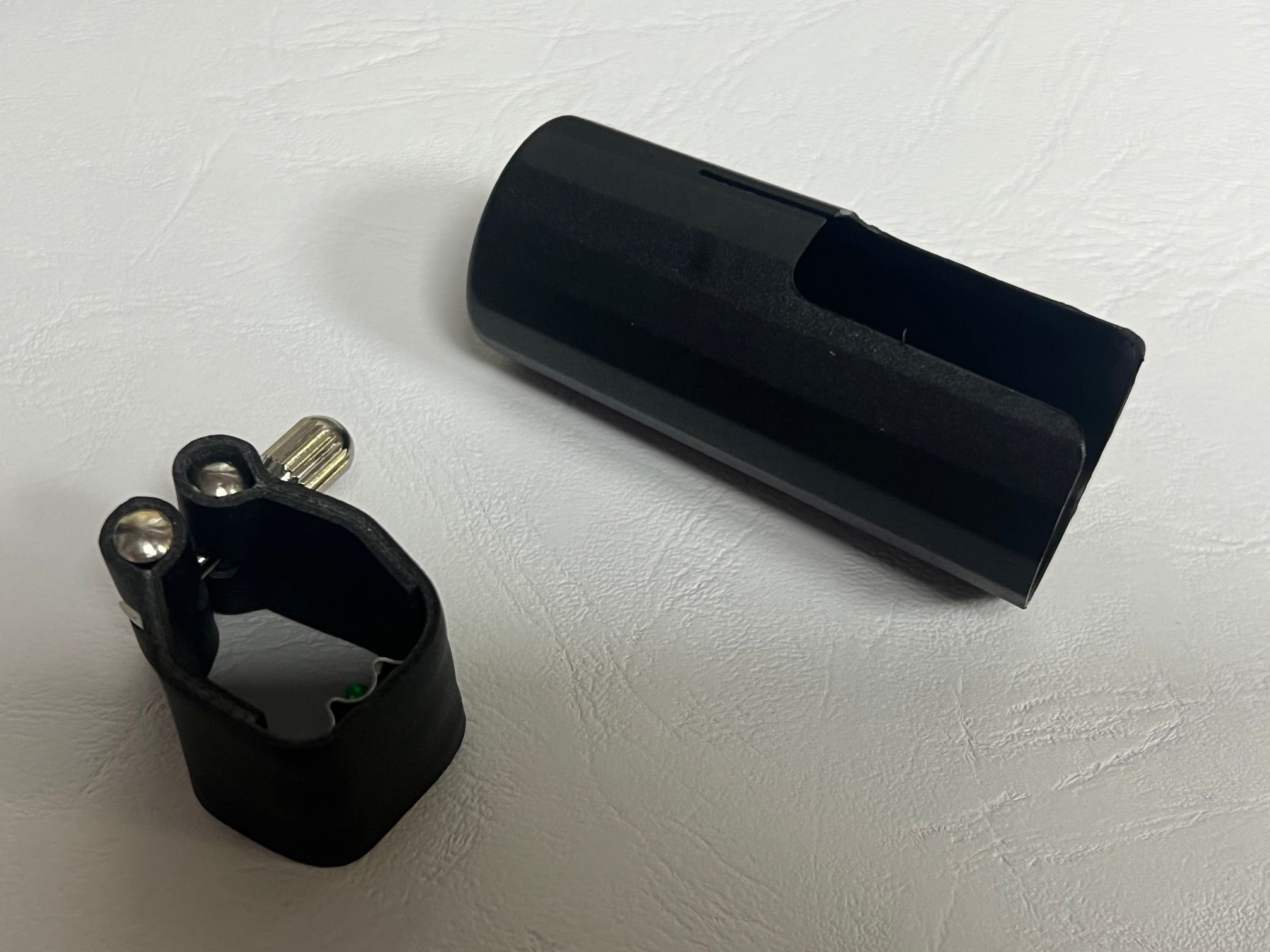 Clarinet ligature - strap style single screw with cap