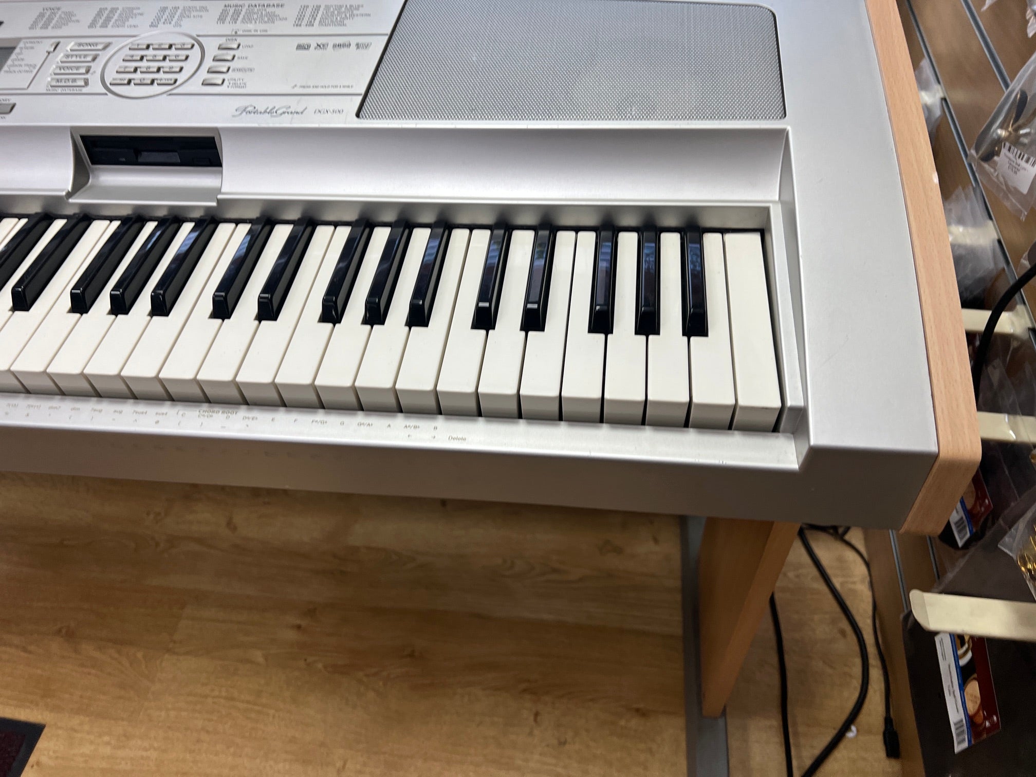 USED Yamaha DGX500 88 note keyboard with stand