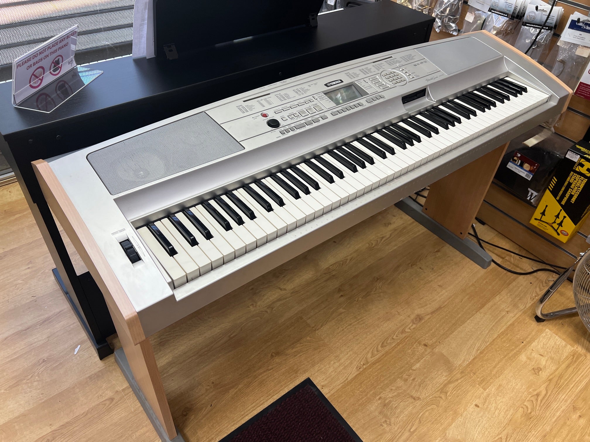 USED Yamaha DGX500 88 note keyboard with stand