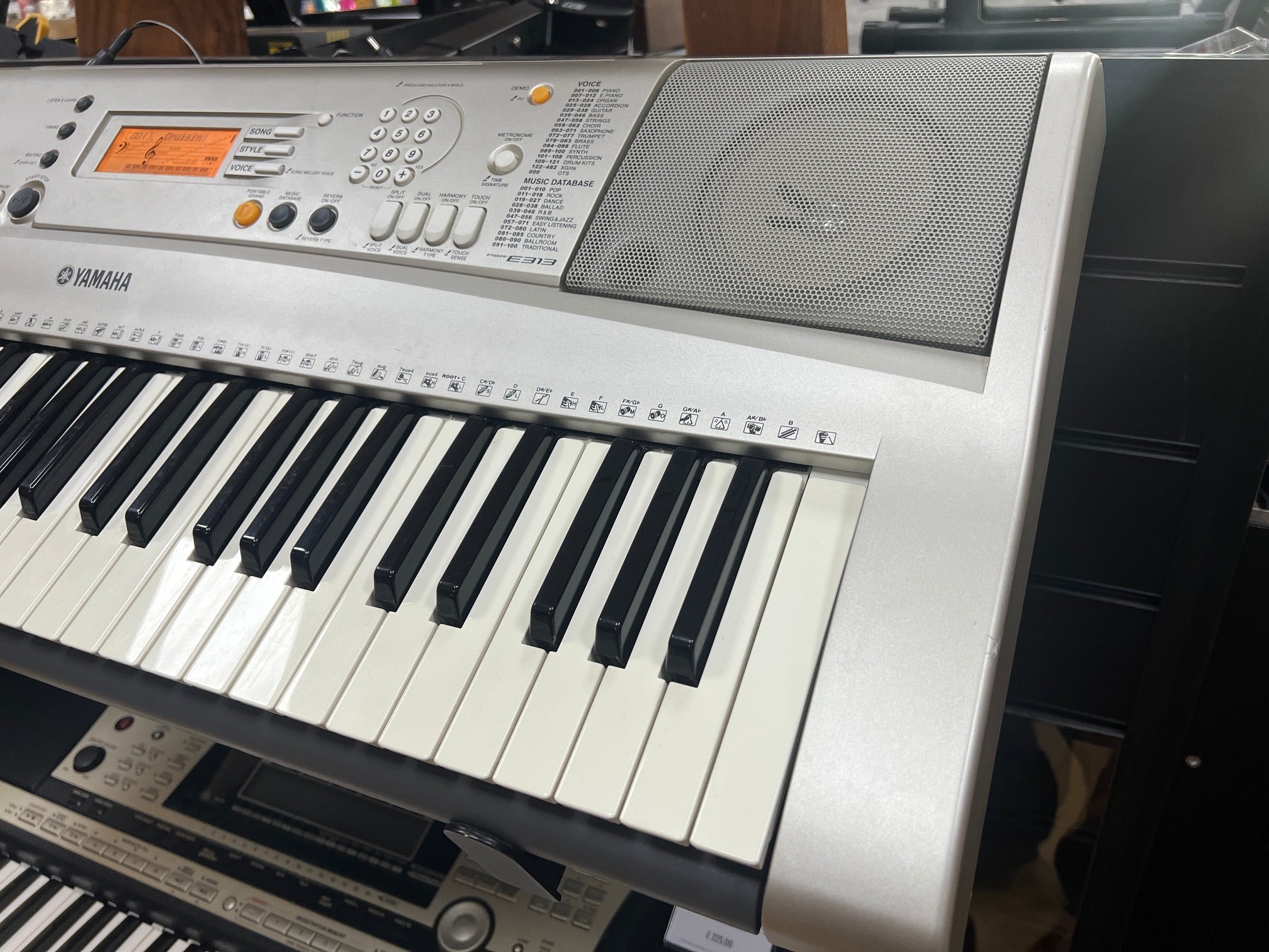 USED Yamaha PSR-E313 portable touch responsive keyboard [02985]