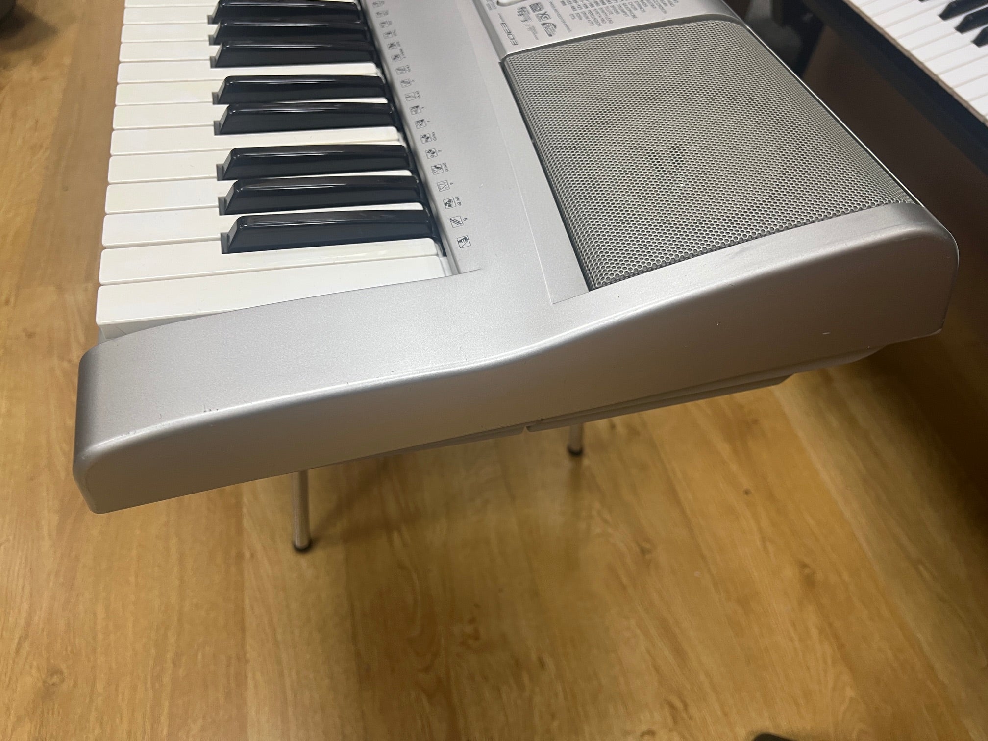 USED Yamaha PSR-E303 portable touch responsive keyboard [8825]]