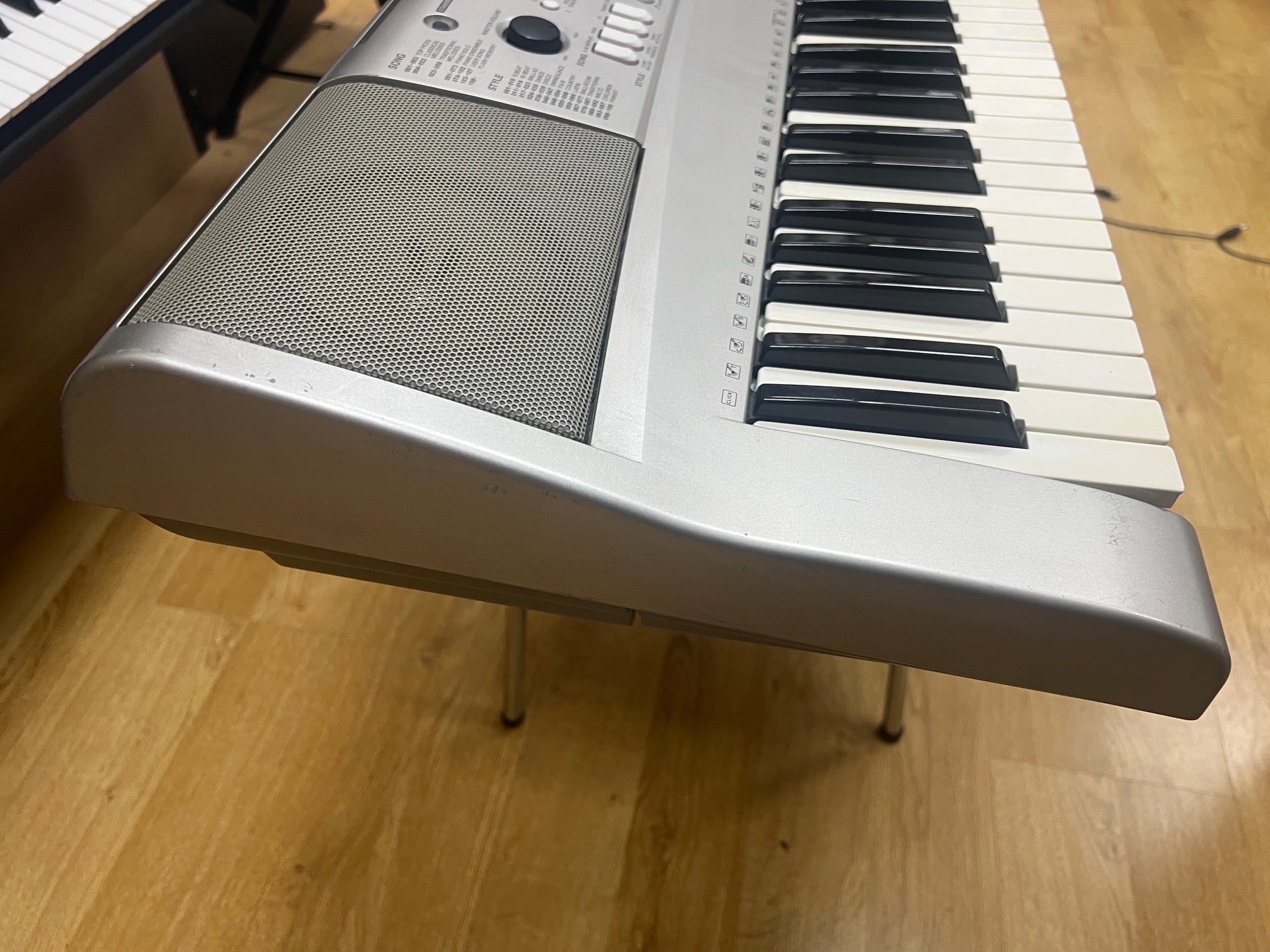 USED Yamaha PSR-E303 portable touch responsive keyboard [8825]]