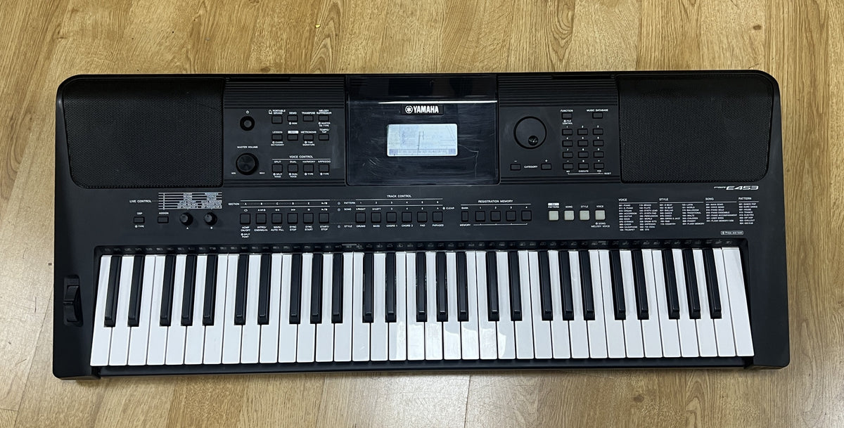 USED Yamaha PSR-E453 digital keyboard