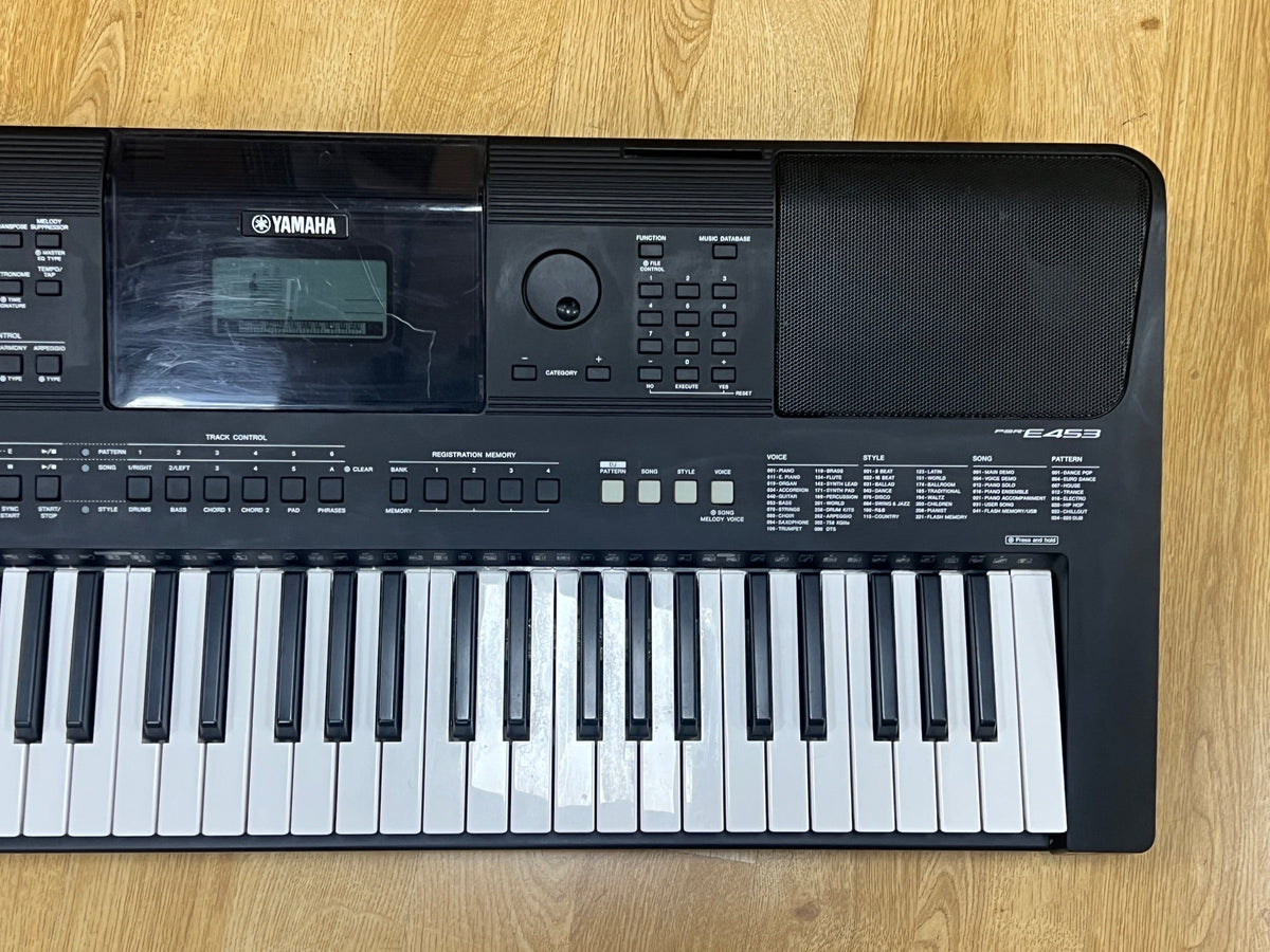 USED Yamaha PSR-E453 digital keyboard