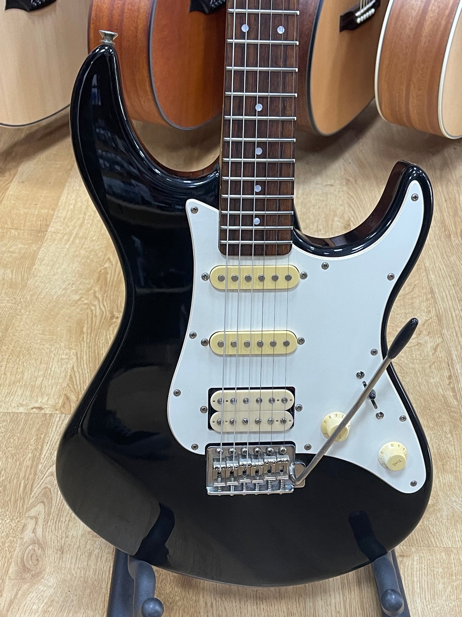 Used / 2nd Hand Yamaha EG112 Black Electric Guitar